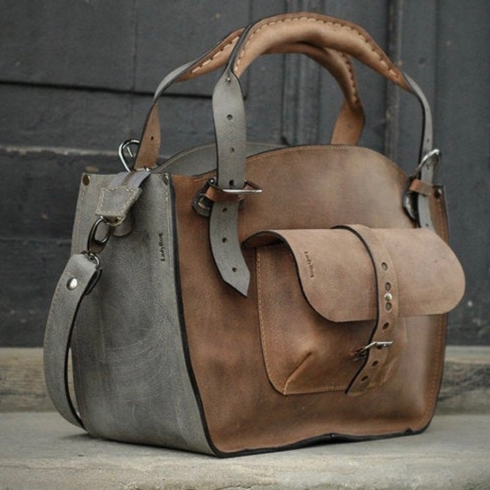 Structured Leather Purse Brown and Gray manufactured by Ladybug
